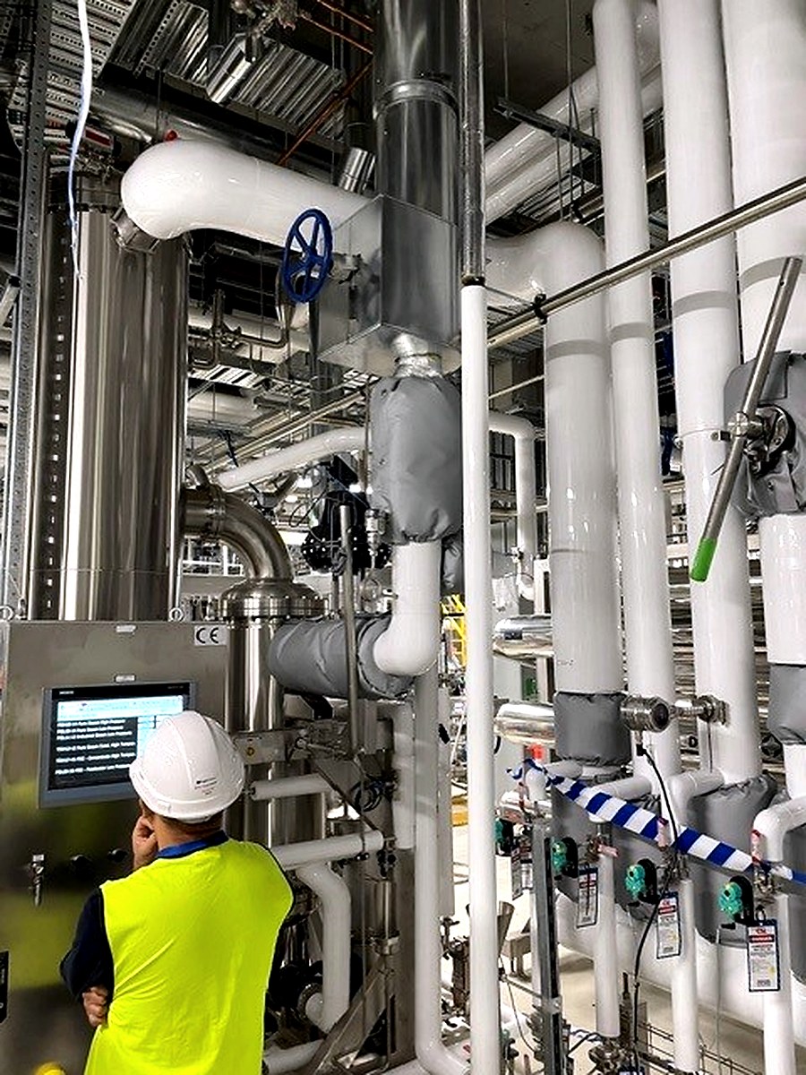 Thermal jackets on T-piece pipe connections and process valves in a busy plant room